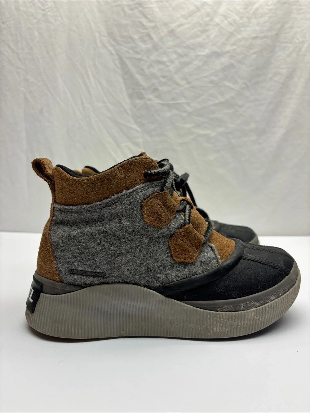 Sorel Brown and Gray Kids Water-Resistant Ankle boots, SZ 2 little boy, box 15